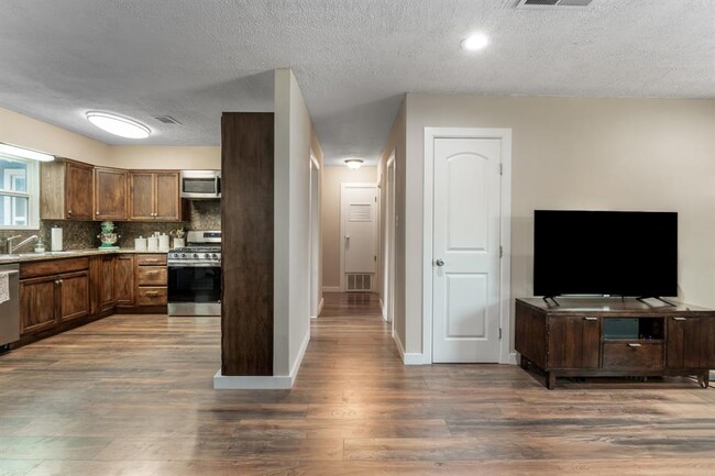 Building Photo - 4705 Menchaca Rd