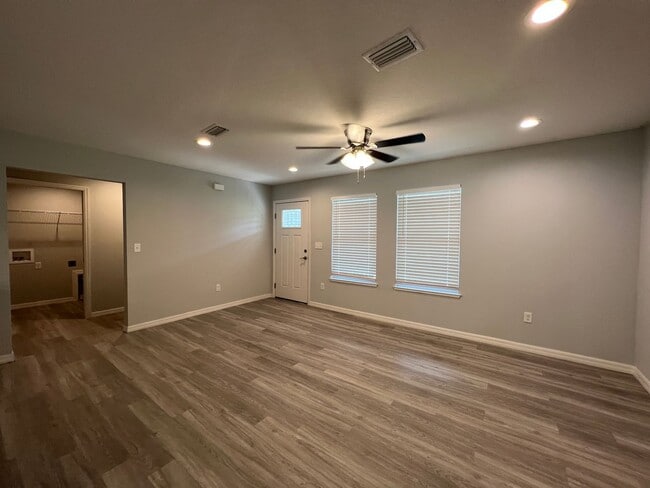 Building Photo - GORGEOUS 3 BD/2BA Home in Beautiful Ocklawaha!!!