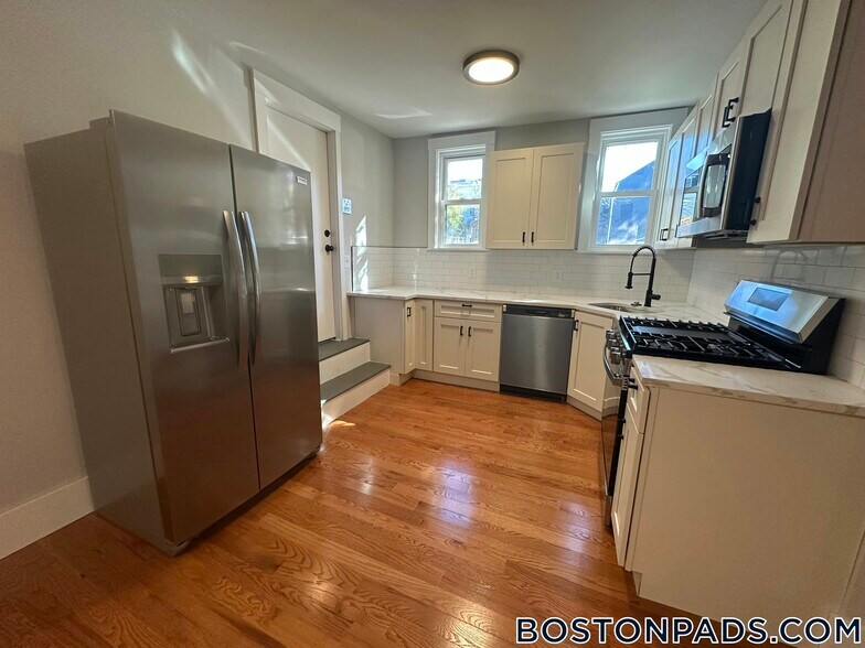 Building Photo - 118 Marginal St