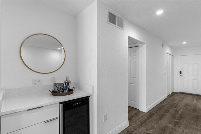 Building Photo - 14036 Fairway Island Dr