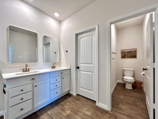 Building Photo - 401 Town Lk Bnd