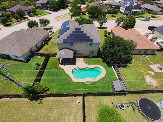 Building Photo - "Spacious 5-Bedroom Oasis with Pool on Gri...