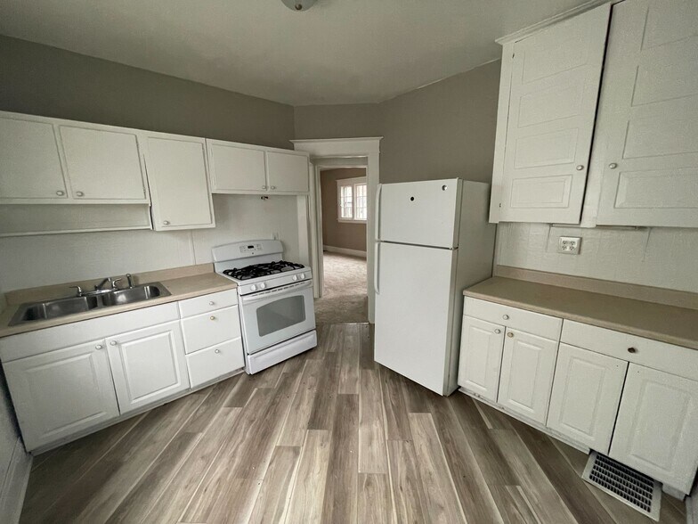 Building Photo - 239 Ann St NE