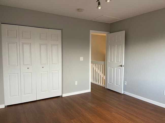 Building Photo - Updated Townhome Louisville- Perfect commuting location