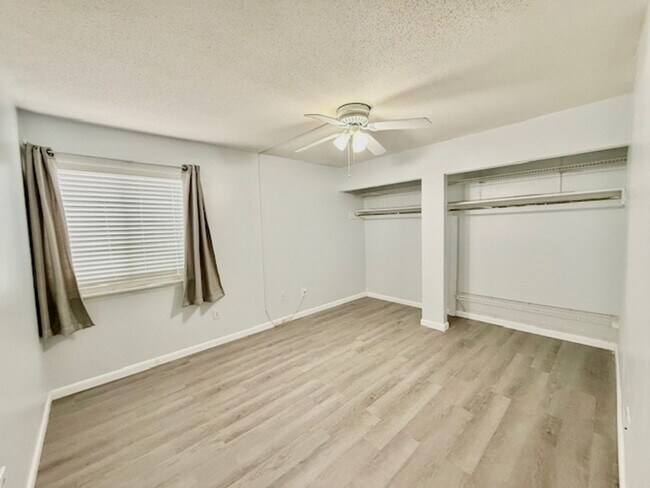 Building Photo - 308 Miracle Strip Pkwy SW