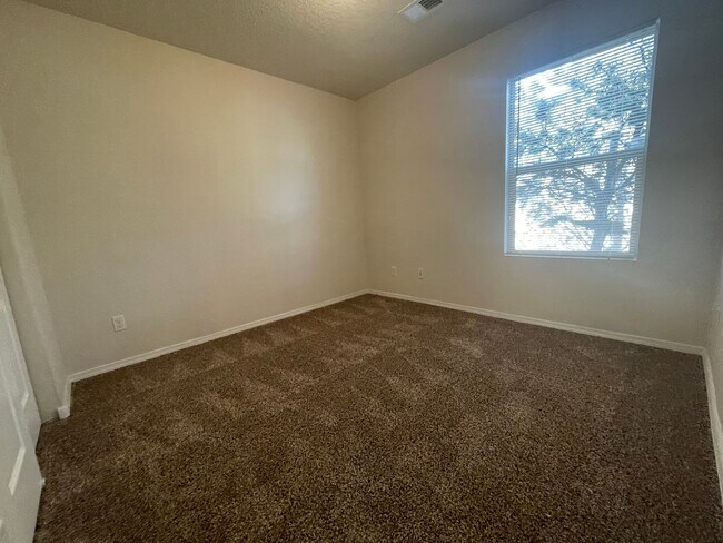 Building Photo - 4 bed 2 bath home in Huning Ranch.