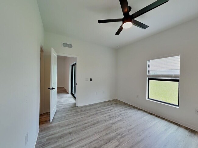 Building Photo - 475 Linden Ave S