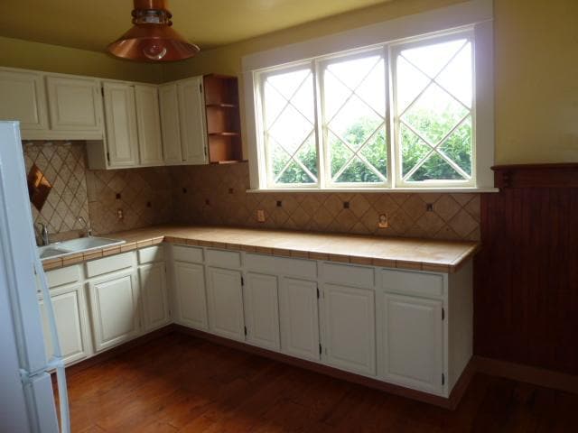 lots of cabinets - 1319 NE AINSWORTH STREET