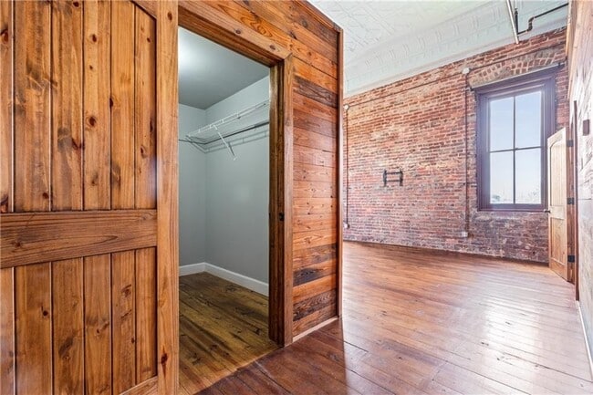 Building Photo - 558 St Francis St