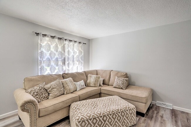 Building Photo - 6834 Woodmeadow Dr