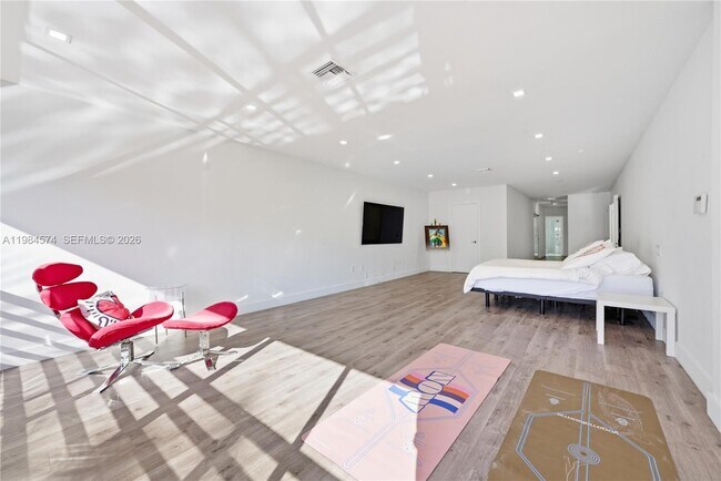 Building Photo - 3401 NE 165th St