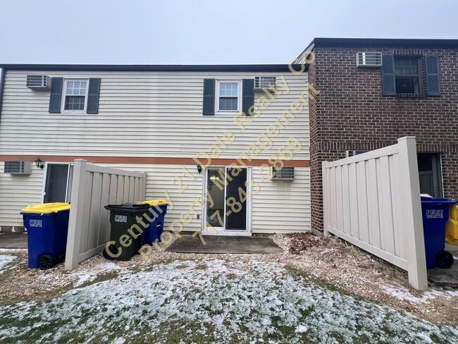Building Photo - 2 Bedroom Townhouse in West York