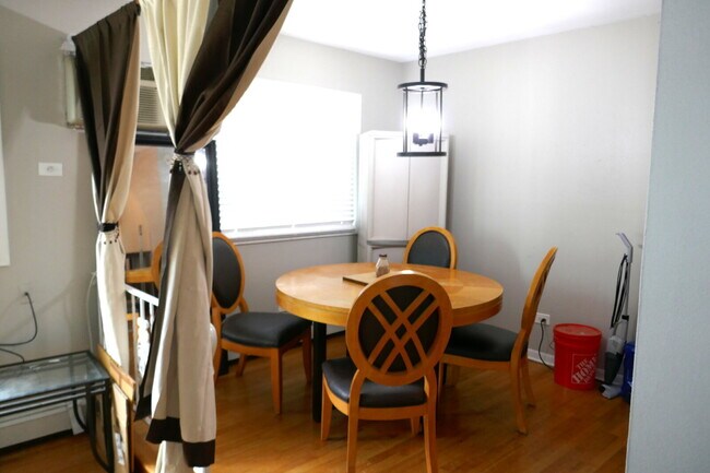 Building Photo - 2 Bedroom 1 bath in Oak Park