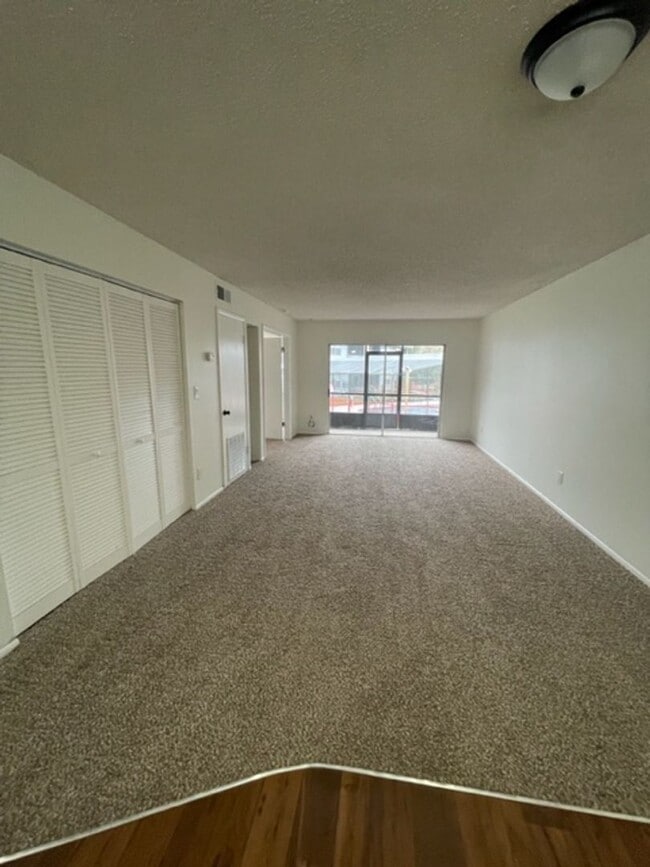 Building Photo - 313 Dirksen Dr