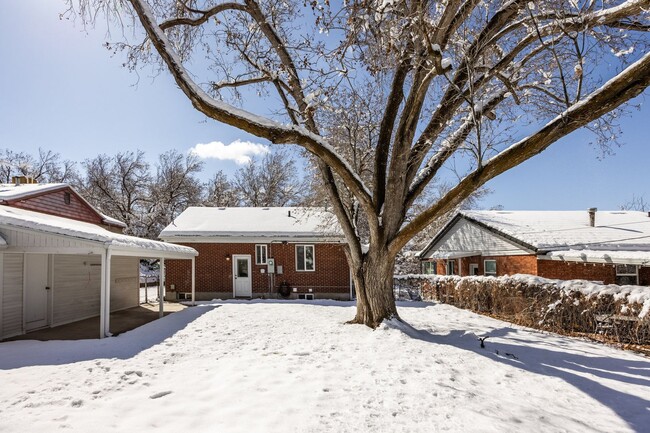 Building Photo - Beautifully Updated 3-Bedroom Home with Mo...