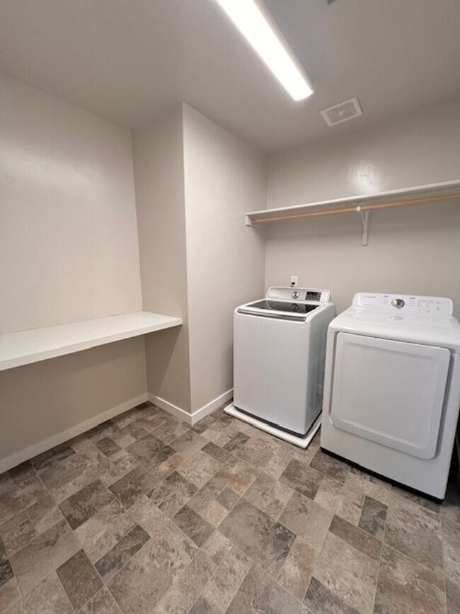 Building Photo - Beautiful 4 Bed, 2.5 Bath Plus Office in S...