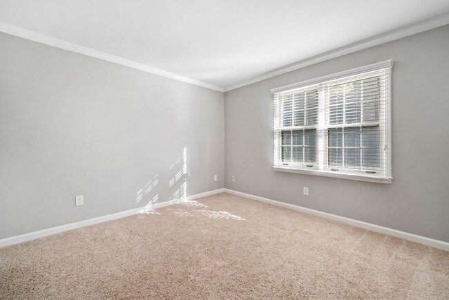 Building Photo - 2 Bed Condo Available In Cross Creek Commu...