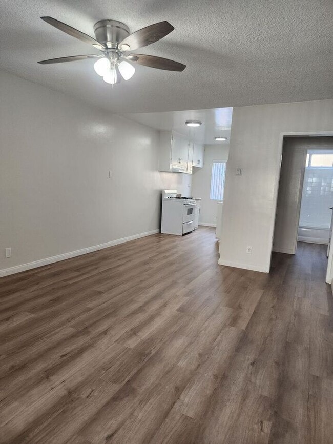 Building Photo - Updated LARGE Bright Lower One Bedroom in ...