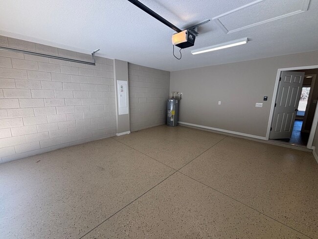 Building Photo - Great 3/2 in ideal location