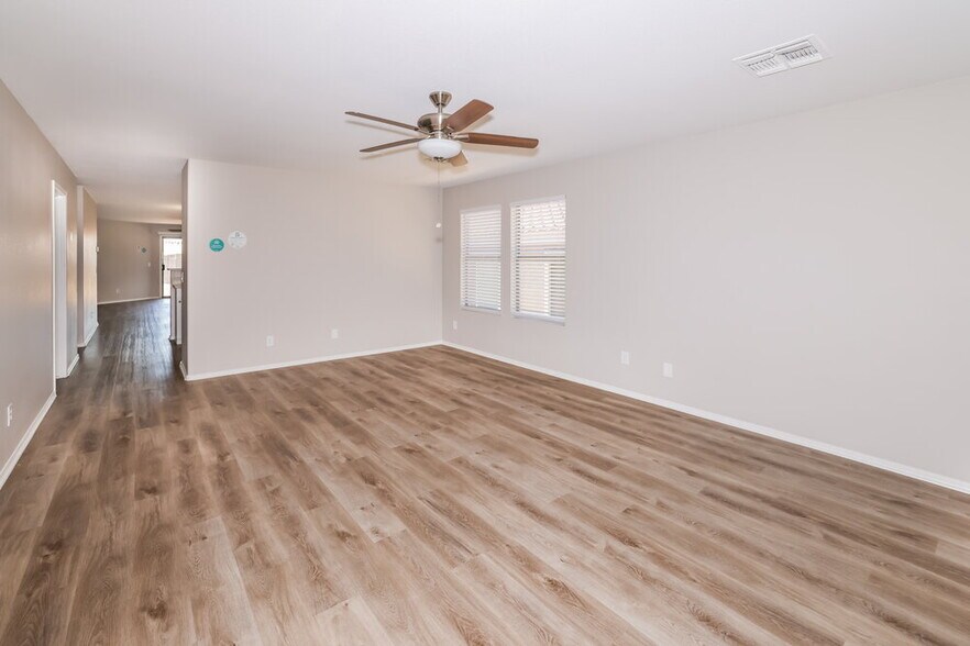Building Photo - 10521 W Robin Ln