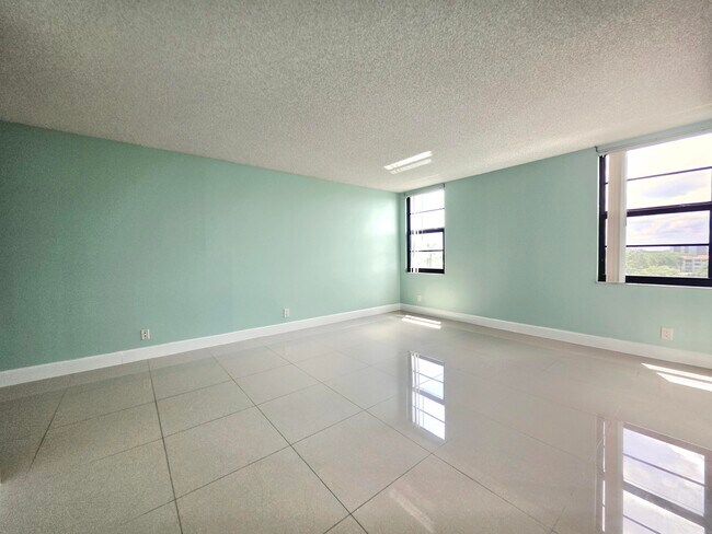 Building Photo - 2112 S Cypress Bend Dr