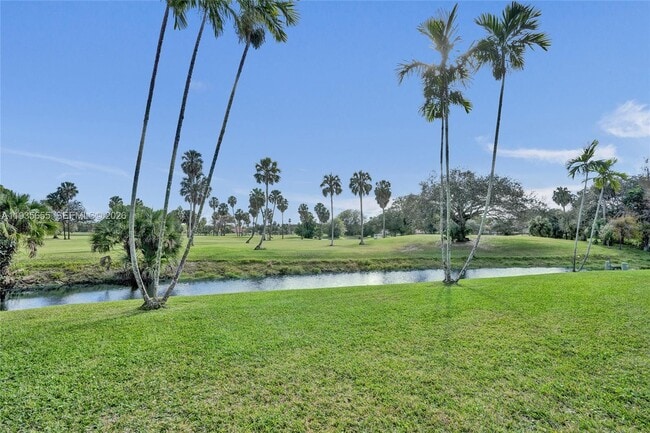 Building Photo - 652 W Palm Aire Dr