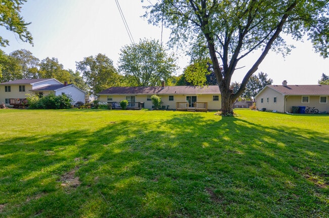 Building Photo - 825 Smits St