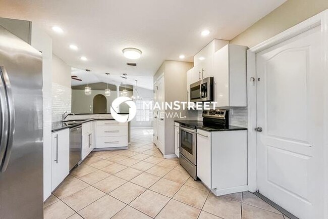 Building Photo - 4 Bedroom Pet-Friendly Home in SPRING HILL...