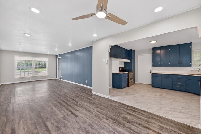 Building Photo - 3208 N Roff Ave