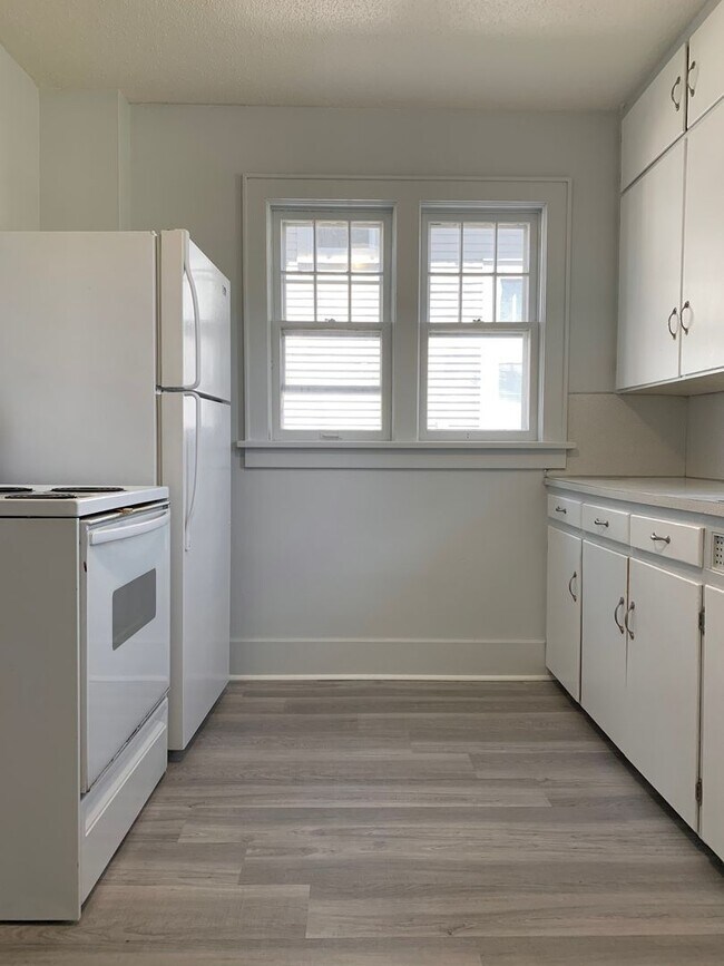 Building Photo - 1880 Sanford St