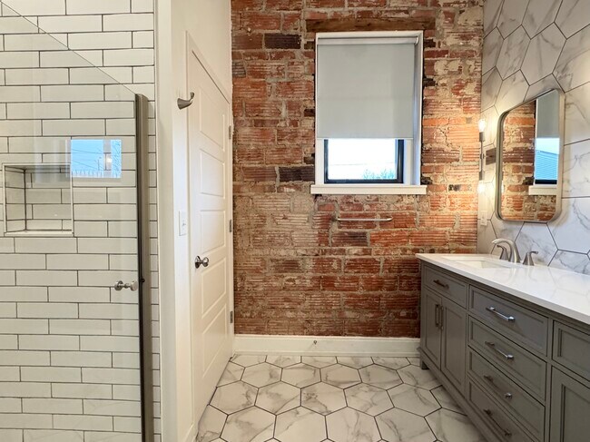 Building Photo - 1211 W 27th St