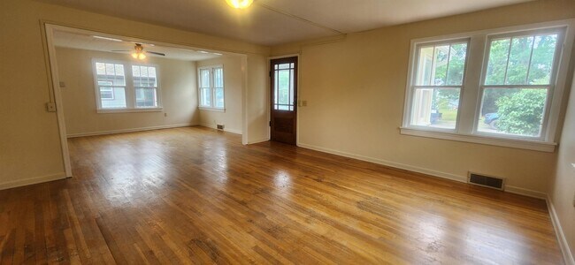 Building Photo - 405 S 12th Ave