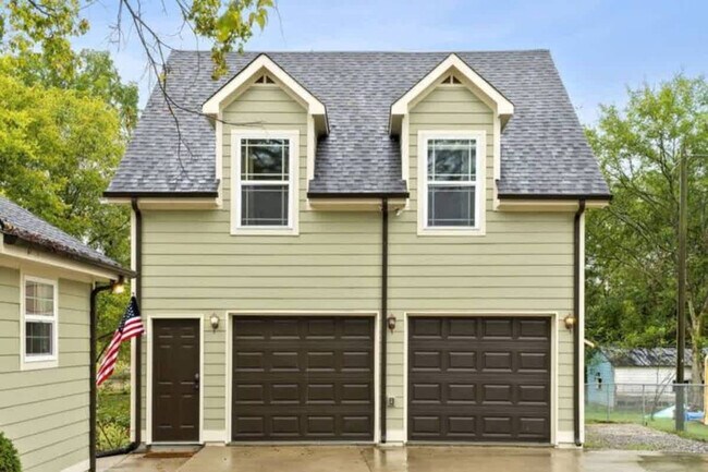 Building Photo - 206 E St