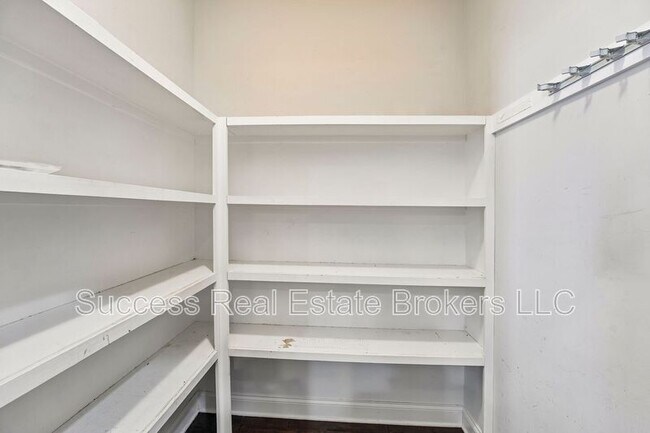 Building Photo - 1231 Ridenour Ln