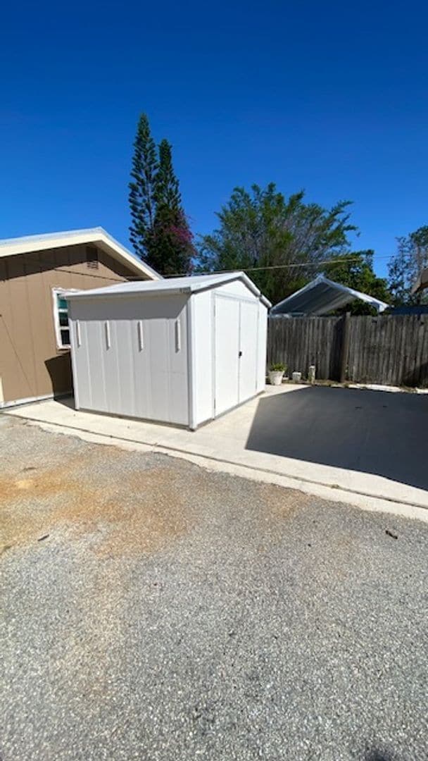 Building Photo - Small & Quaint Studio Tiny Home!! Fully Tiled with Carport!!