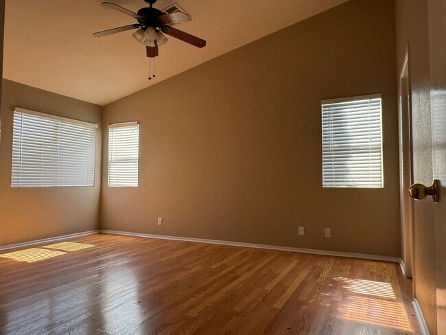 Building Photo - Single Story, 3BR, 2CRG