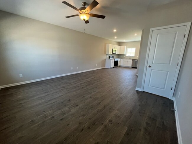 Building Photo - Charming Townhome in Columbia!