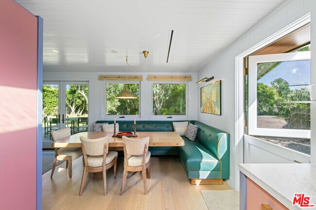 Building Photo - 7038 Dume Dr