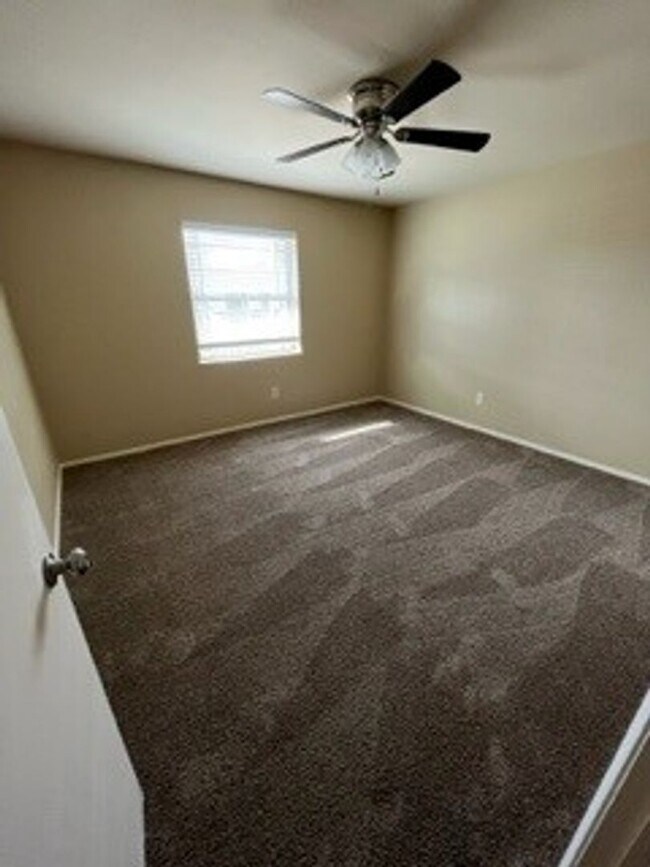 Building Photo - 8414 Cambridge Rd. #C03