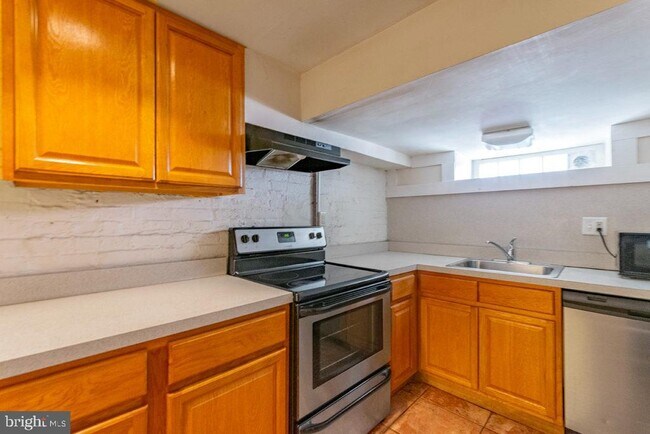 Primary Photo - 3512 Lancaster Ave