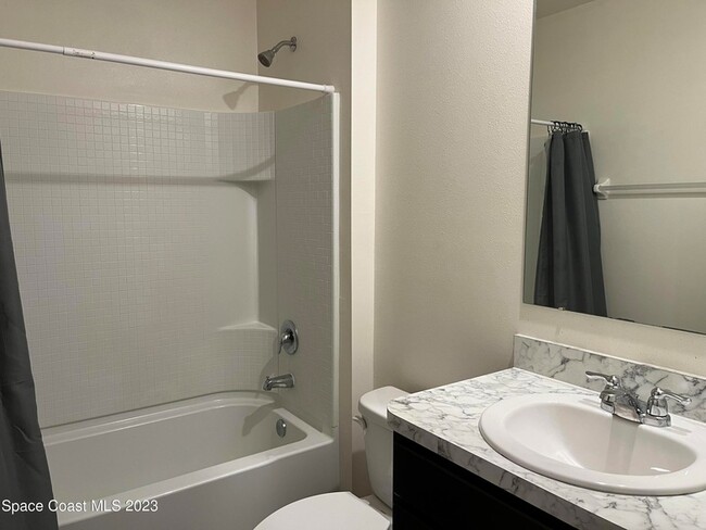 Building Photo - 388 Guinevere Dr SW