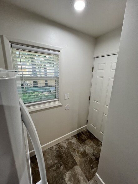 Building Photo - 303 N Bowdish Rd