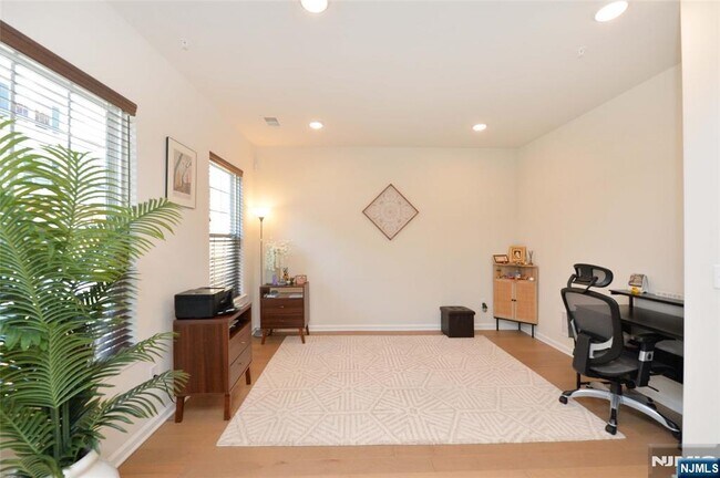 Building Photo - 60 Litchfield Ln