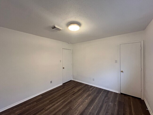 Building Photo - 8419 Manderly Pl