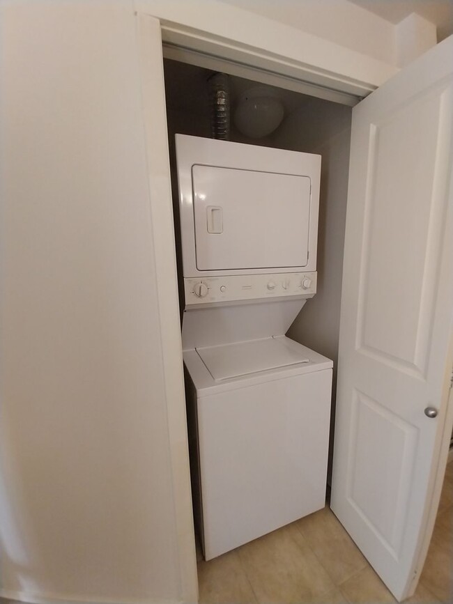 Building Photo - Beautiful 2 beds/1.75 baths condo in sough...