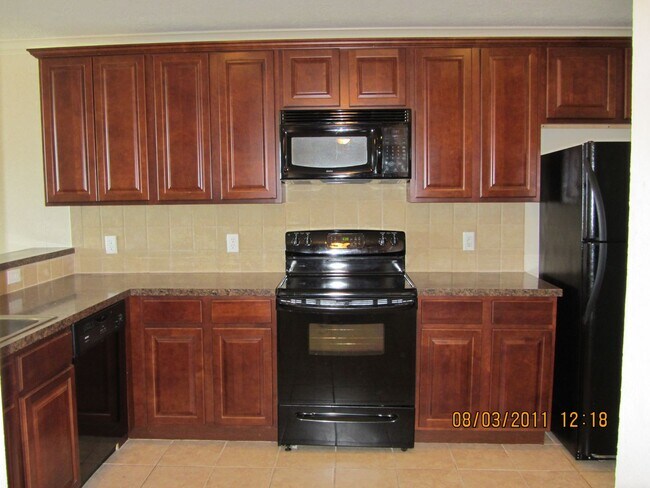 Building Photo - 2 BED 2 BATH TOWNHOME ON SHUTTLE ROUTE NEAR CAMPUS -  WITH POOL!