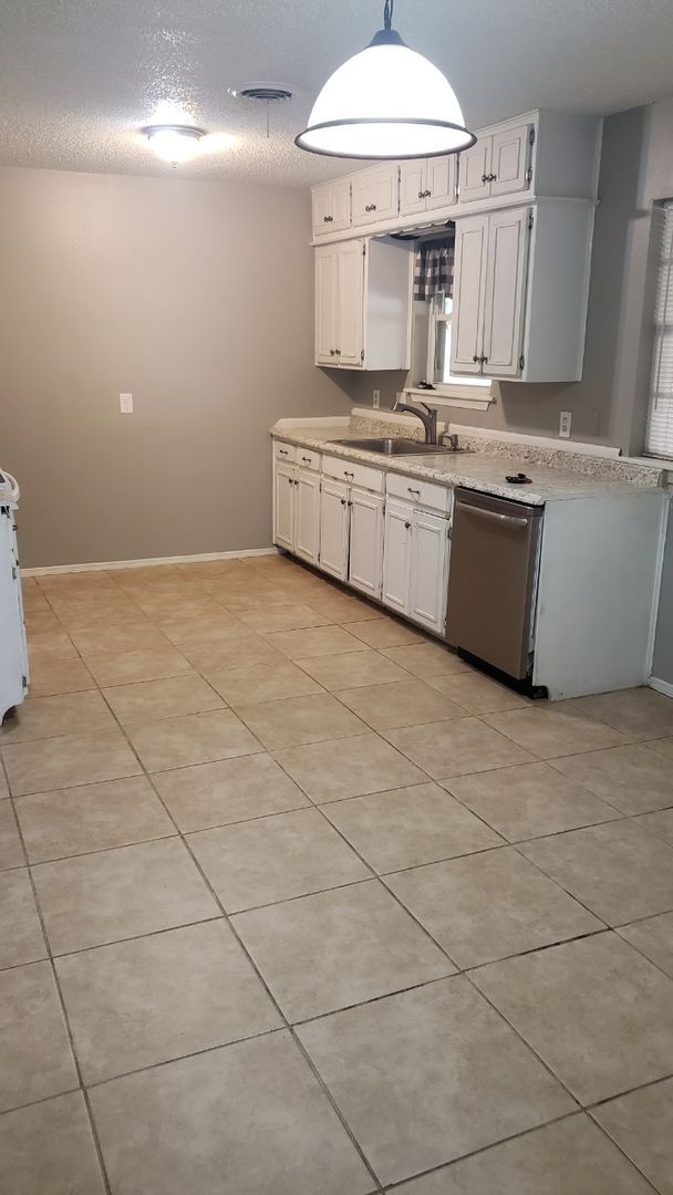 Building Photo - Located in Canyon 3/2/1 great area CH/A