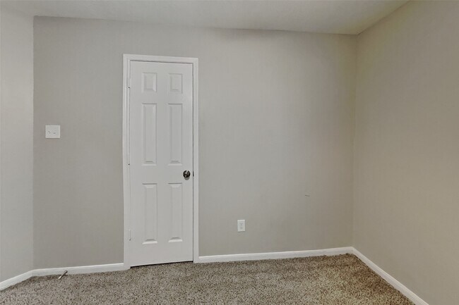 Building Photo - 20423 Drakewood Dr