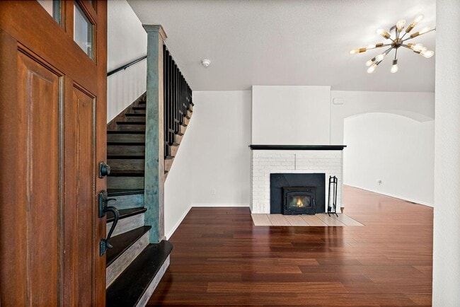 Building Photo - Modern 4-Story Townhouse in Tacoma’s Histo...
