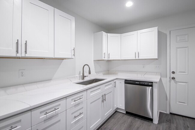 Building Photo - 306 S Schiller St